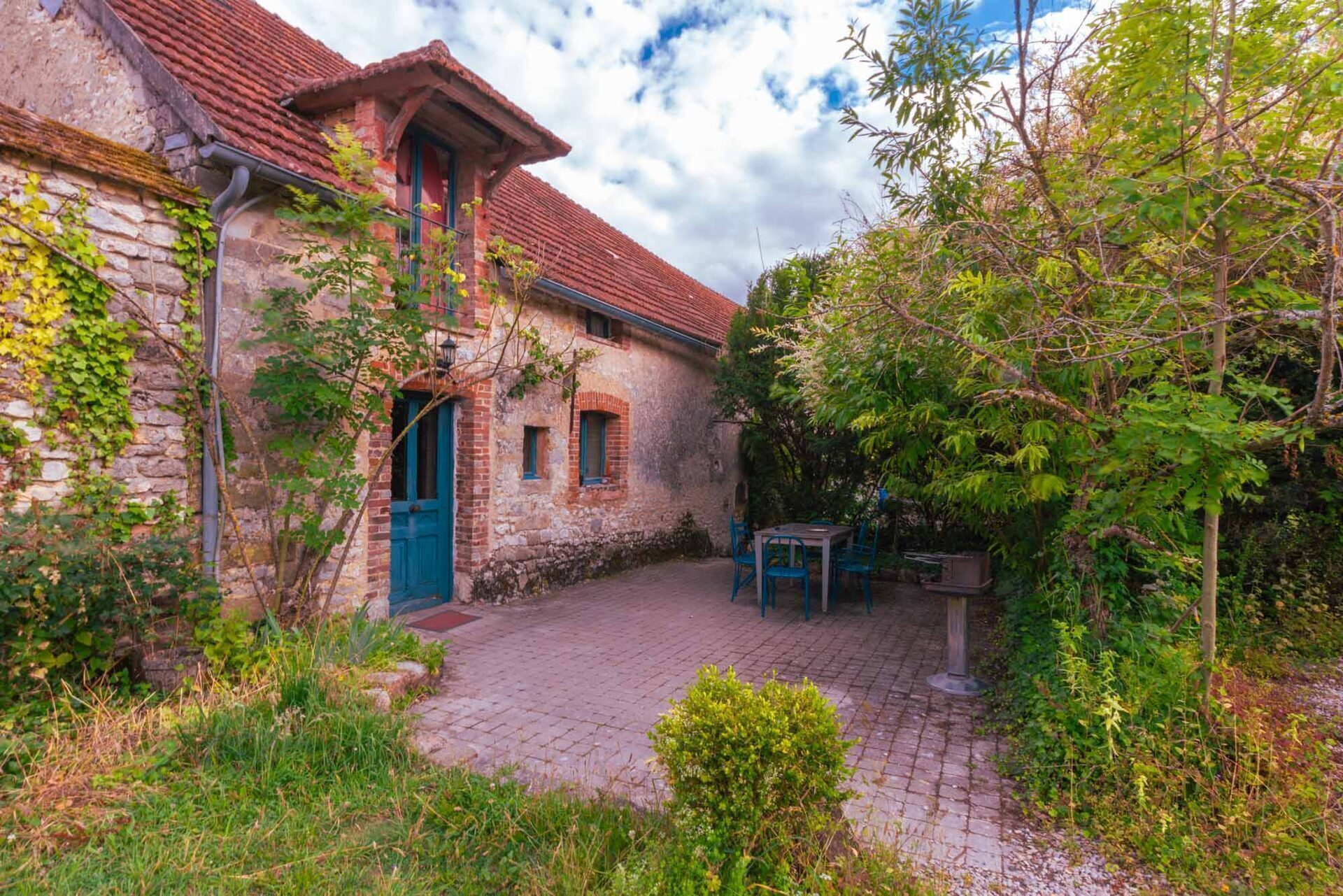 Gîte rural de la Ferme de la Haute Maison — façade portes bleues